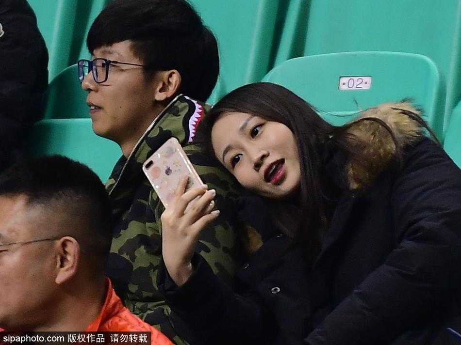 寒冬里的暖流:辽宁男篮主场惊现浪漫求婚,情侣球迷成为赛场主角 在辽宁本溪热烈的CBA赛场中央,一位身穿羽绒服的男球迷双手捧着女友的脸庞,两人额头相抵,眼神中充满爱意,全然不顾四周震耳欲聋的呐喊声,仿佛整个世界只剩下彼此。