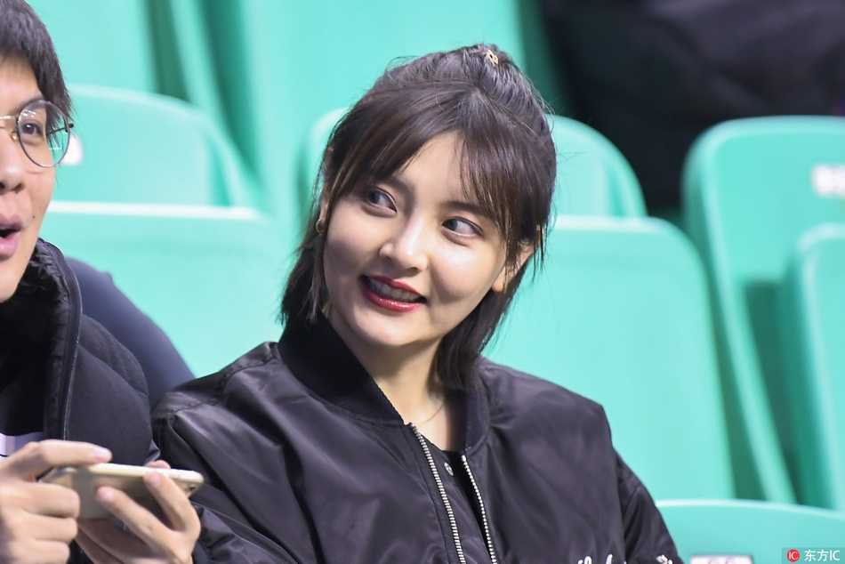 寒冬里的火热激情:美女球迷助威辽宁主场大胜四川 一位颜值出众的长发女球迷,全神贯注地盯着赛场,双手紧握放在胸前,紧张的表情中透露着对辽宁男篮必须赢下比赛的坚定信念。