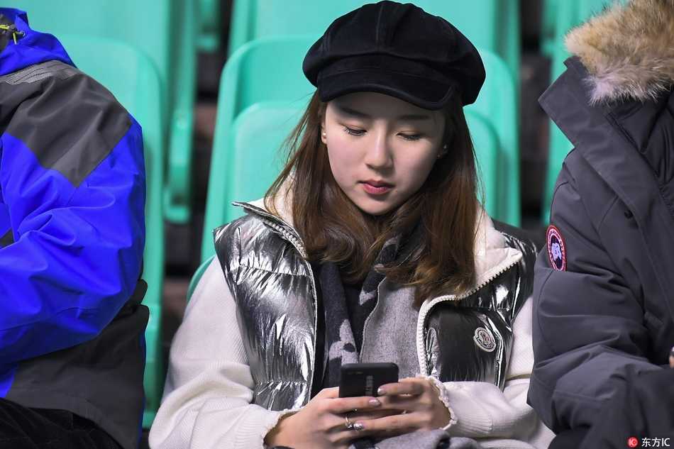 寒冬里的火热激情:美女球迷助威辽宁主场大胜四川 两位闺蜜球迷手持辽宁男篮的助威围巾,脸颊上贴着闪亮的球队贴纸,在喧闹的看台上窃窃私语,分享着对今晚大胜的期待。