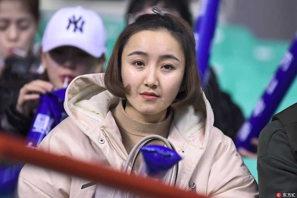 寒冬里的火热激情:美女球迷助威辽宁主场大胜四川 一位戴着可爱鹿角发饰的清新美女球迷,在本溪冬夜的体育馆内,对着镜头露出如春风般温暖的微笑,为辽宁队默默祈祷。