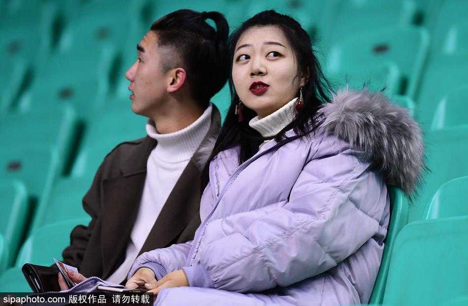 寒冬里的炽热风景线,回眸 CBA 赛场上的那些美女球迷 一位长发披肩的美女球迷身着宽松的黑色卫衣,双手轻轻托着下巴,目光越过球场护栏,温柔地投向赛场,眼神中满是对主队下一次精彩进攻的期待。