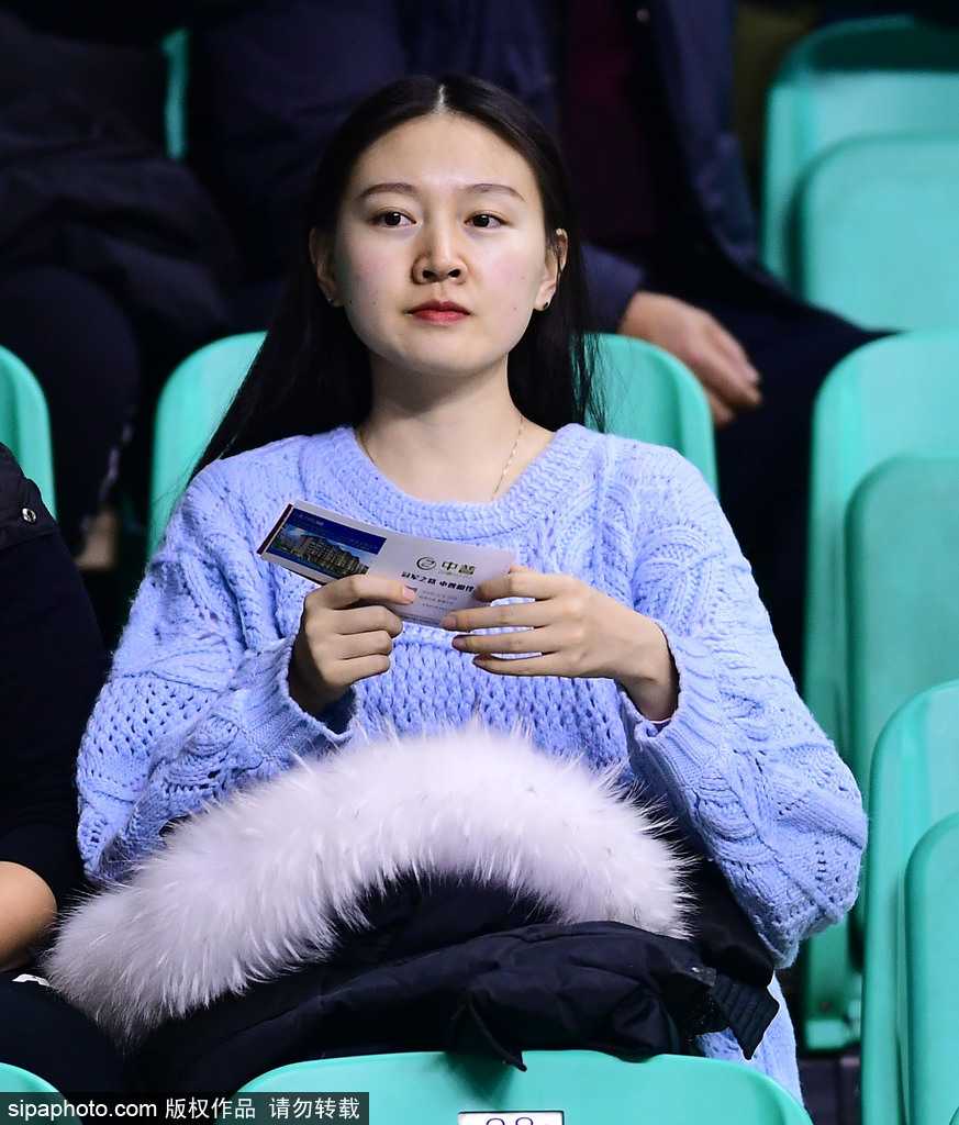 寒冬里的炽热风景线,回眸 CBA 赛场上的那些美女球迷 这名戴着黑框眼镜、气质文静的女生在人群中显得格外特别,她侧身倚靠在看台栏杆上,手中紧握着助威棒,嘴角带着一丝若有若无的微笑,仿佛在沉思,又仿佛在享受比赛间隙的片刻宁静。