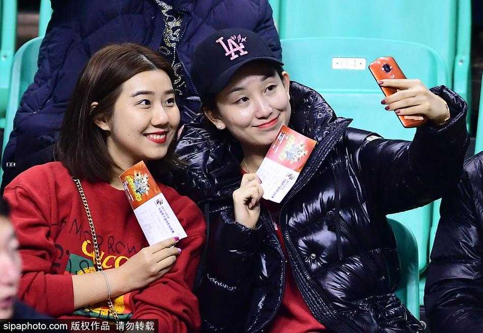 寒冬里的炽热风景线,回眸 CBA 赛场上的那些美女球迷 在辽宁队一次成功的防守后,这位穿着毛茸茸外套的可爱女球迷激动地举起双手,脸上绽放出灿烂的笑容,仿佛是自己投中了制胜一球般开心。