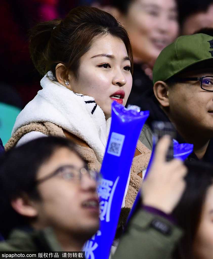 寒冬里的炽热风景线,回眸 CBA 赛场上的那些美女球迷 这位气质清冷的美女球迷戴着白色毛线帽,在人群中静静回眸。她深邃的眼眸和精致的侧颜在嘈杂的看台上形成一道独特的风景,仿佛周遭的喧嚣都与她无关,她只专注于自己眼中的那片赛场。