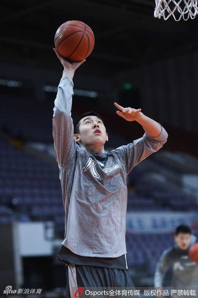 寒冬里的热血对话:阿的江与丁伟赛前叙旧,共话八一男篮铁血传承 丁伟指导侧身靠近阿的江,手指向场内,似乎在分享一个重要的战术观察,两人身后的球员正在紧张热身。