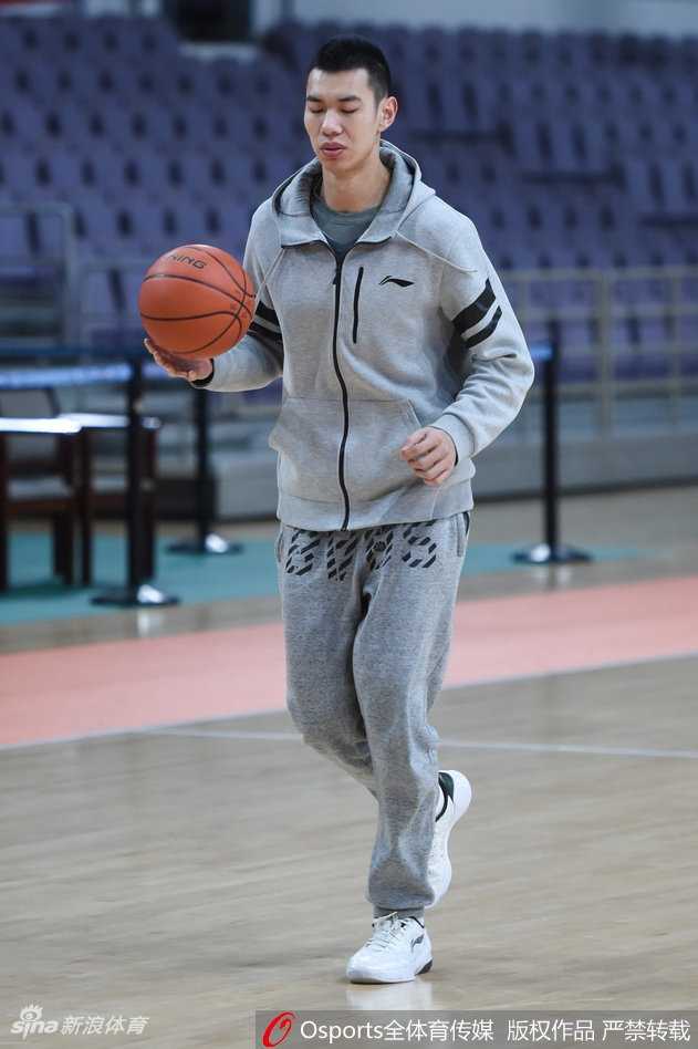 寒冬里的热血对话:阿的江与丁伟赛前叙旧,共话八一男篮铁血传承 北控外援兰多夫在八一队员的围堵下强行上篮,肌肉的碰撞和飞溅的汗水仿佛穿透了屏幕,诉说着比赛的惨烈。