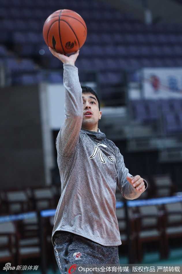 寒冬里的热血对话:阿的江与丁伟赛前叙旧,共话八一男篮铁血传承 雷蒙在对手的严密防守下强行突破,他的眼神中透露着军旅球员特有的不屈与锐气,球衣在对抗中掀起一角。