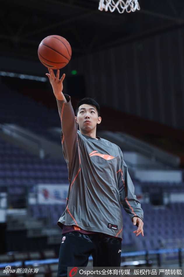 寒冬里的热血对话:阿的江与丁伟赛前叙旧,共话八一男篮铁血传承 眼神坚毅的阿的江指导双手环抱胸前,神情专注地凝视着球场,仿佛在思考着当晚的排兵布阵。