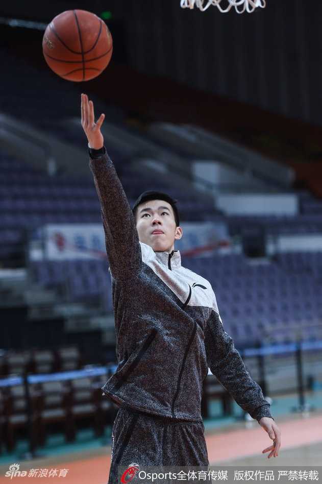 寒冬里的热血对话:阿的江与丁伟赛前叙旧,共话八一男篮铁血传承 赛后阿的江指导面色平静地与队员击掌,尽管失利,但他依然给予年轻战士们鼓励的眼神,场边的计分牌定格在84-91。