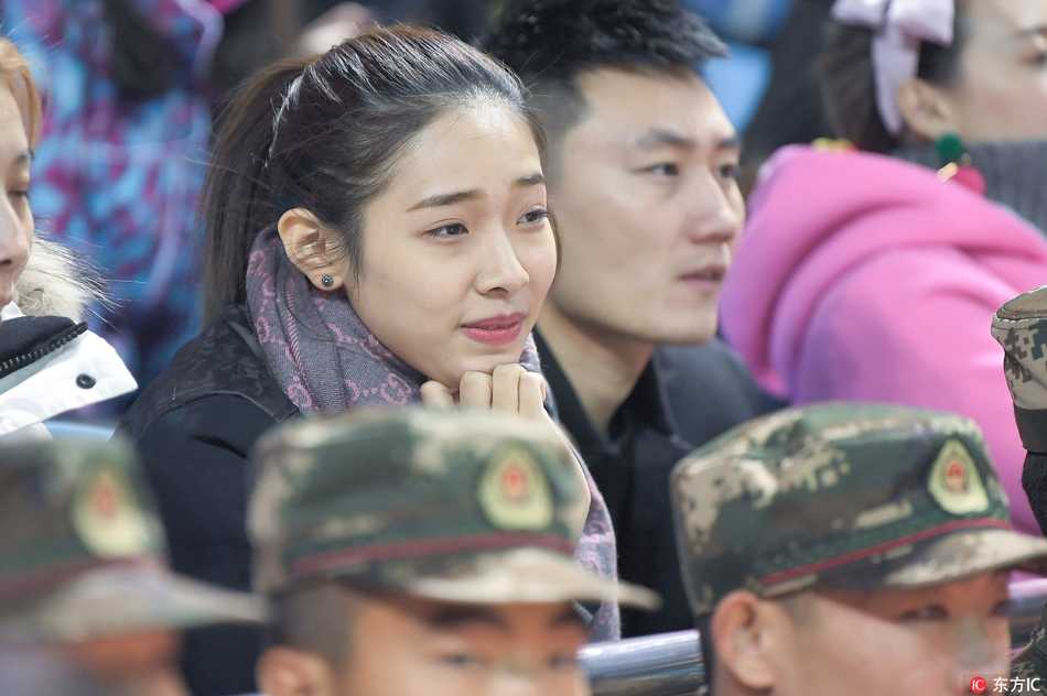 寒冬里的篮球火:吉林东北虎惜败上海,场边美女球迷惊艳长春 一位身着黑色卫衣的年轻女球迷,双手轻轻托腮,眼神专注地望向赛场,仿佛东北虎的每一次进攻都牵动着她的心弦。