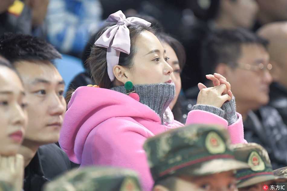 寒冬里的篮球火:吉林东北虎惜败上海,场边美女球迷惊艳长春 一位长发及肩的漂亮女球迷,赛后依然安静地坐在座位上,眼神中带着一丝对比赛失利的遗憾,但更多的是对球队下一场胜利的坚定期待。