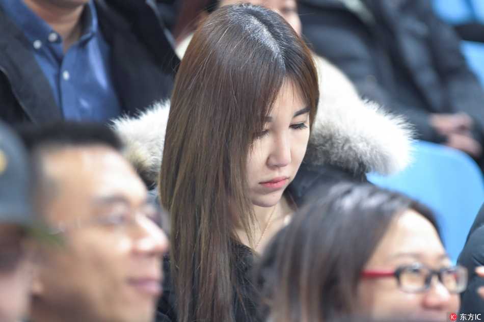 寒冬里的篮球火:吉林东北虎惜败上海,场边美女球迷惊艳长春 戴着一副时尚眼镜的知性美女,在人群中微微一笑,她不仅在看球,更像是在欣赏一场冬日的篮球盛宴,举手投足间尽显优雅。