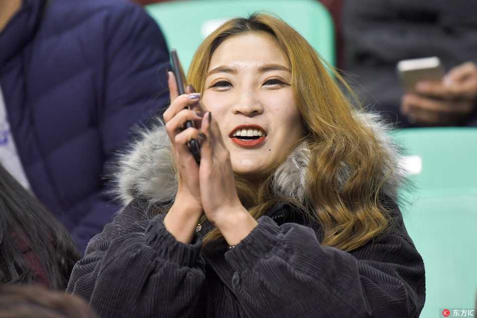 寒冬里的篮球火:本溪主场那些为爱痴狂的美女球迷 一位长发披肩的优雅女球迷,面庞在体育馆灯光的映照下显得格外立体,她目光如炬,仿佛在审视场上每一个战术变化。