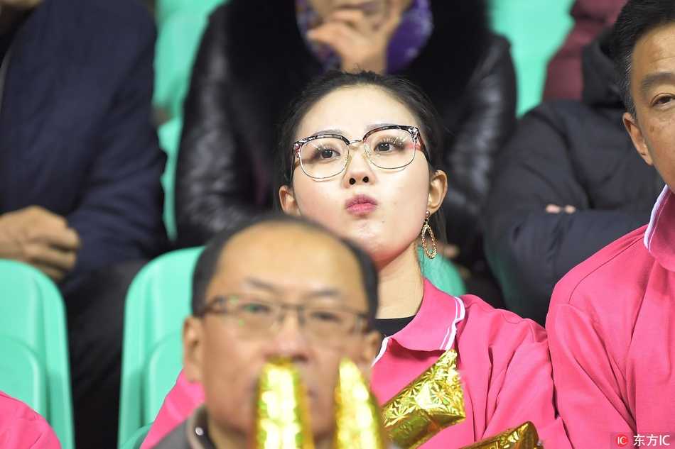 寒冬里的篮球火:本溪主场那些为爱痴狂的美女球迷 看台上一位笑容甜美的短发女生,在辽宁队得分的瞬间开心地鼓掌,脸颊上洋溢着青春与自豪的光彩。