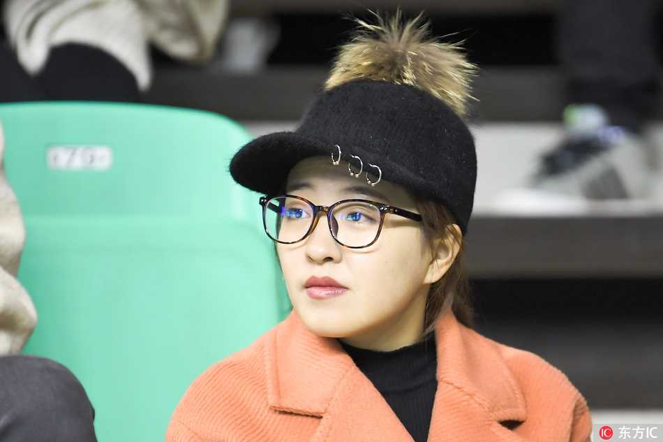 寒冬里的篮球火:本溪主场那些为爱痴狂的美女球迷 赛后,一位笑靥如花的女球迷举起手中的围巾向赛场挥舞,眼神中充满了对主队获胜的自豪与喜悦。