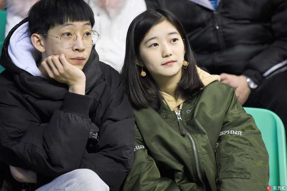 寒冬里的篮球火:本溪主场那些为爱痴狂的美女球迷 几名青春靓丽的女球迷在看台上合影留念,她们身后的电子大屏幕还显示着辽宁队获胜的比分,记录下了这美好的瞬间。