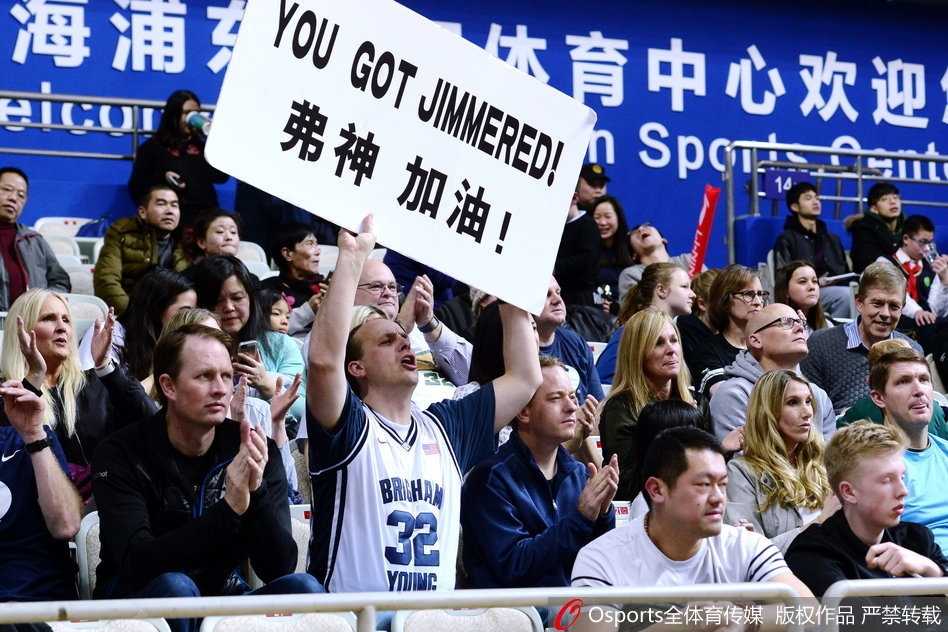 寒冬里的足球热情:精彩对抗瞬间记录 球员大力抽射,皮球如炮弹般直挂球门死角,守门员奋力腾空却未能触及,全场为之屏息。