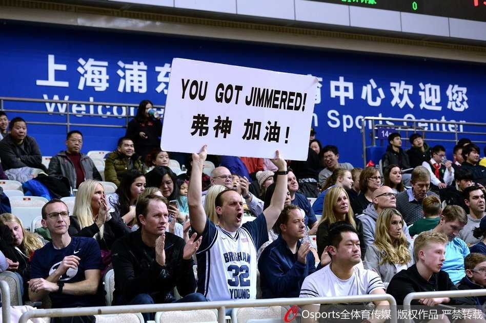 寒冬里的足球热情:精彩对抗瞬间记录 进攻球员利用灵活盘带晃过防守队员,如利刃般撕开防线,对方伸腿拦截却扑了个空。