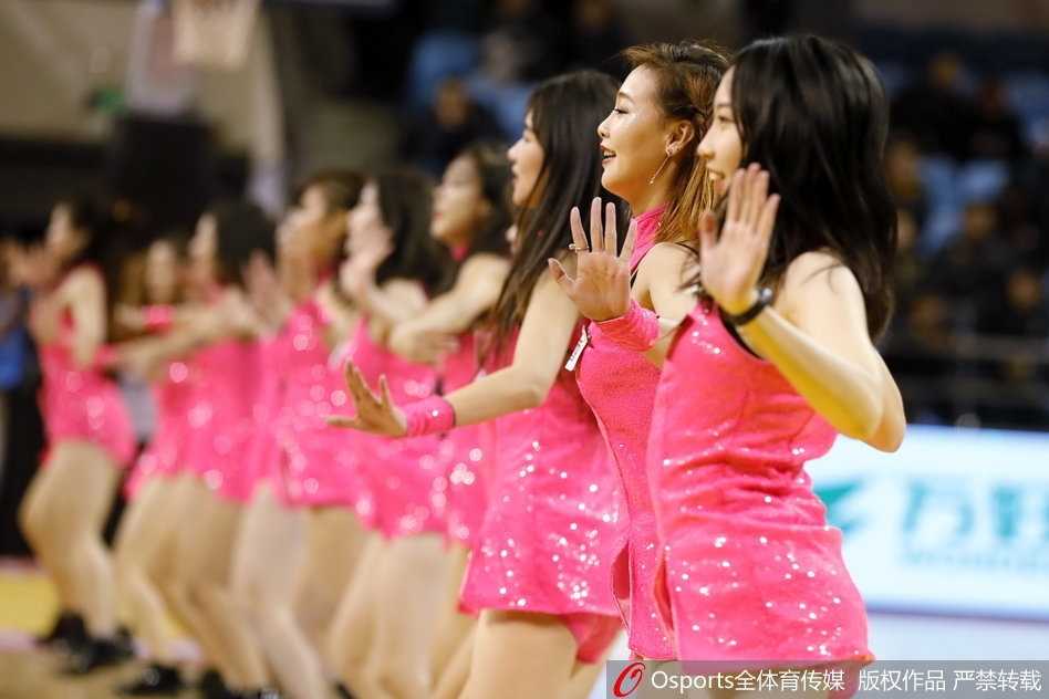 在炫酷的紫色灯光下，宝贝们单手叉腰排成一列，紧身衣下的曼妙曲线展现得淋漓尽致