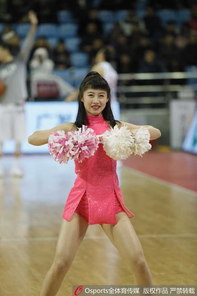 长发飘飘的篮球宝贝回眸一笑，紧身热裤勾勒出修长美腿，在赛场灯光下格外耀眼