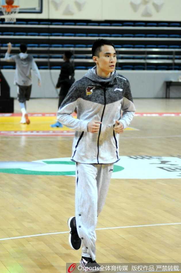 寒夜砺剑,青岛双星盼破晓之光 核心外援吉布森在训练中持球突破,他身形矫健如猎豹,面对防守球员的干扰,眼神坚毅地寻找上篮机会。