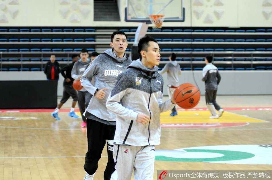 寒夜砺剑,青岛双星盼破晓之光 队员们在教练组指挥下进行折返跑冲刺,汗水浸透了球衣,但每个人都在咬牙坚持,训练馆里充满了拼搏的激情。