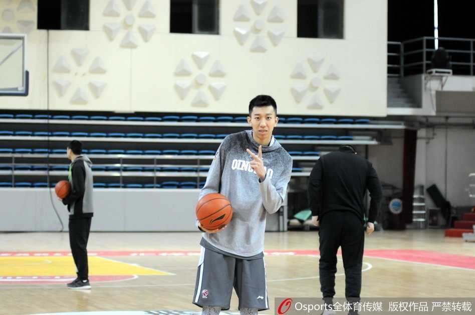 寒夜砺剑,青岛双星盼破晓之光 巩晓彬指导目光如炬,双手抱胸站在场边督战,他的眼神中透露出对细节的严格要求和对胜利的无限渴望。