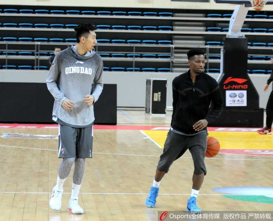 寒夜砺剑,青岛双星盼破晓之光 全队围成一个圈,高喊着加油鼓劲的口号,这一刻他们凝聚成一个整体,准备迎接即将到来的硬仗挑战。