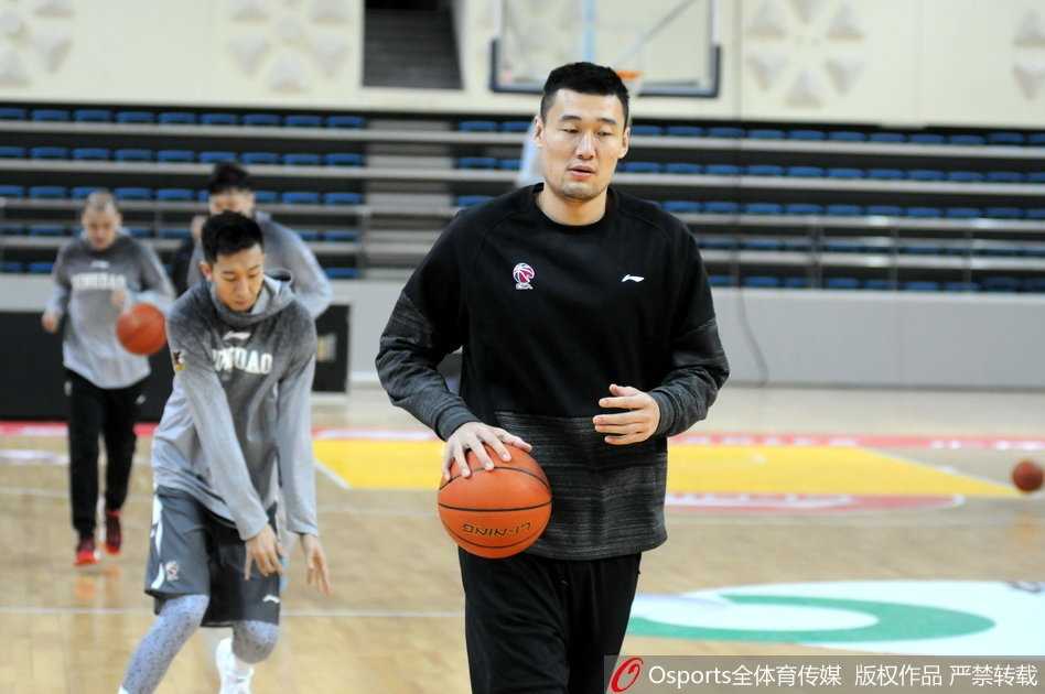 寒夜砺剑,青岛双星盼破晓之光 内线大将苏伟在篮下卡位要球,他庞大的身躯在人群中宛如铁塔,手臂青筋暴起,展现出强烈的进攻欲望。