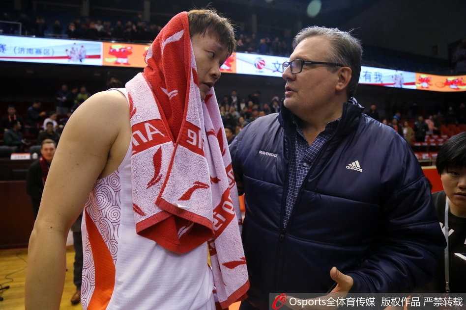 小牛总经理亲临济南,与大郅小丁共叙中国篮球情缘 小尼尔森面带微笑注视着丁彦雨航,眼神中满是欣赏与期待,仿佛在看一件即将雕琢完成的艺术品。