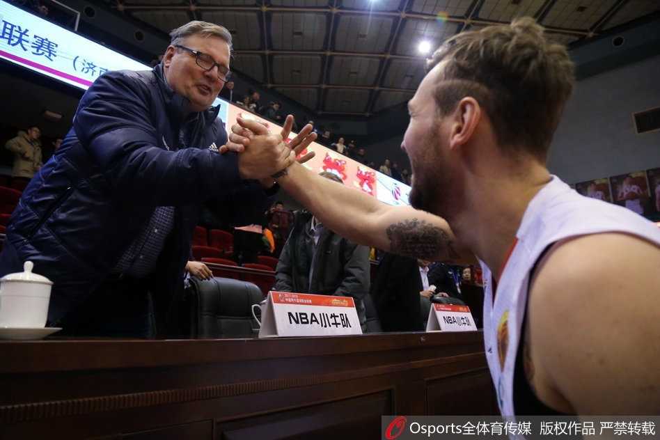 小牛总经理亲临济南,与大郅小丁共叙中国篮球情缘 王治郅、丁彦雨航和小尼尔森三人同框,大郅双手插袋气定神闲,小丁侧耳倾听,小尼尔森则侃侃而谈,背景里的球馆灯光为这一刻镀上了温暖的光晕。
