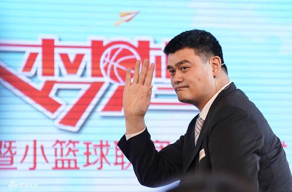 小篮球,大梦想:姚明启动中国少年篮球新篇章 姚明在启动仪式上手持特制小篮球,眼神充满期待,仿佛看到了中国篮球的未来之星正在球场上快乐奔跑。