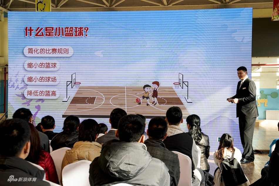 小篮球,大梦想:姚明启动中国少年篮球新篇章 几位手持证书的小篮球推广大使并肩站立,他们面带微笑,身后是色彩斑斓的活动背景板,寓意着薪火相传。