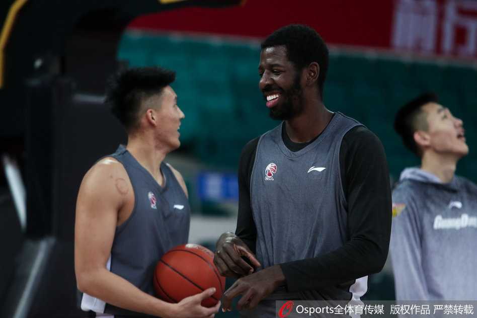 尤纳斯挂帅严阵以待,华南虎静待广州挑战 小将胡明轩在训练中运球突破,作为一年级新秀,他正在快速成长,努力填补球队后卫线上的空缺。