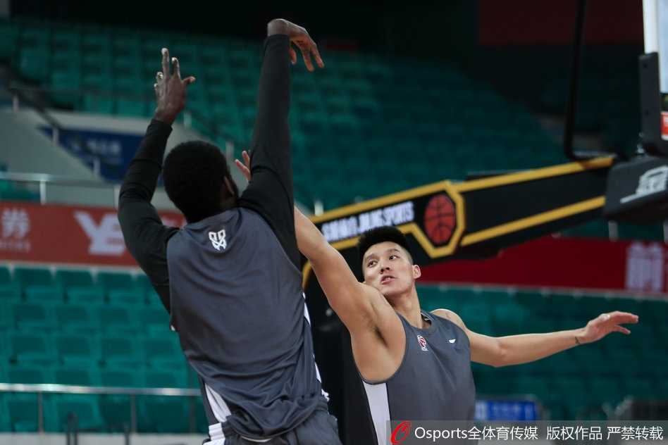 尤纳斯挂帅严阵以待,华南虎静待广州挑战 易建联在训练中表情专注,正在进行核心力量训练,作为球队领袖,他肩扛着带领年轻阵容冲击季后赛的重任。