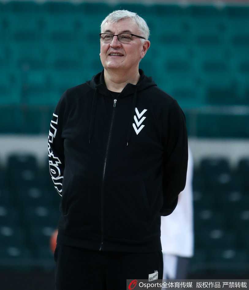 尤纳斯挂帅严阵以待,华南虎静待广州挑战 老帅尤纳斯在场边露出难得的轻松笑容,目光柔和地注视着弟子们热身,这一刻他仿佛卸下了“欧洲凯撒”的严肃面具。
