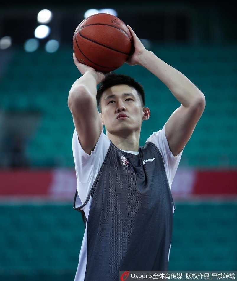 尤纳斯挂帅严阵以待,华南虎静待广州挑战 广东全队在尤纳斯的哨声下进行折返跑冲刺,虽然大汗淋漓但士气高涨,团队氛围在严肃中透着团结。