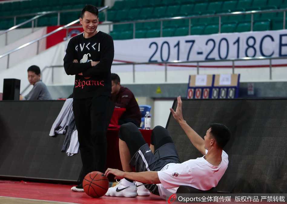 尤纳斯挂帅严阵以待,华南虎静待广州挑战 助理教练正在为内线球员尼克尔森进行防守特训,提升防守移动速度以应对广州队灵活的内线组合。