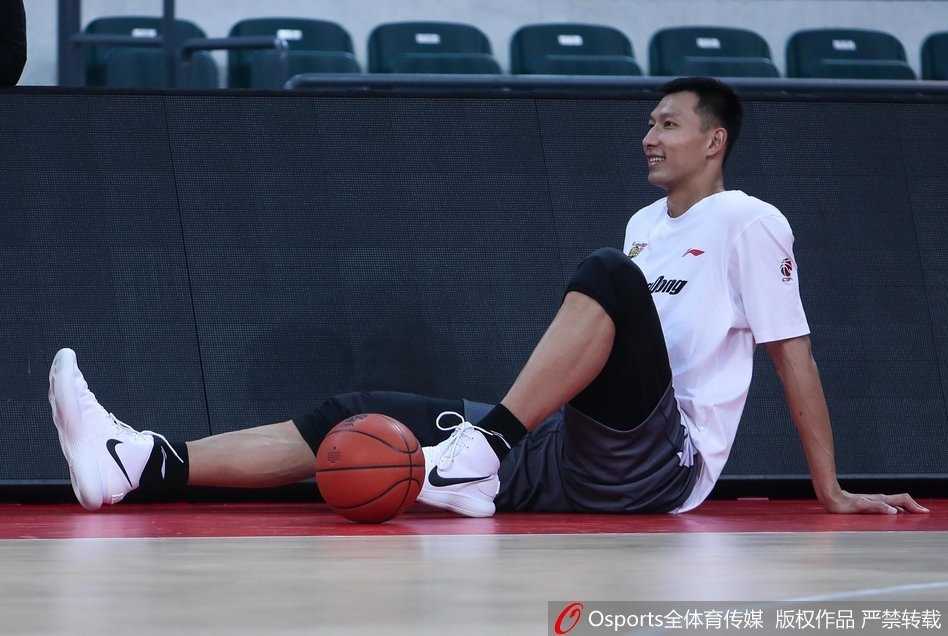 尤纳斯挂帅严阵以待,华南虎静待广州挑战 周鹏在底角进行三分投篮练习,作为队长,他的稳定性将是广东男篮破解对手联防的关键武器。