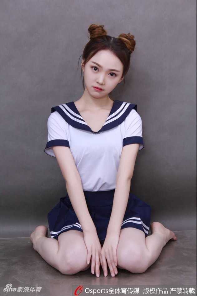 山东啦啦队元气少女小惠:赛场绽放的活力精灵 小惠休息间隙的自拍,俏皮地比出剪刀手,元气满满像邻家女孩