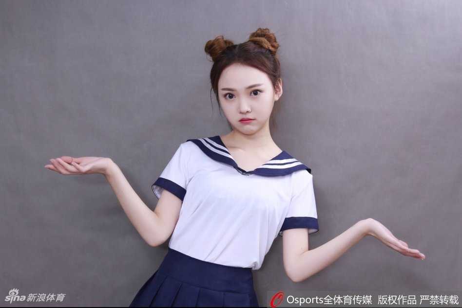 山东啦啦队元气少女小惠:赛场绽放的活力精灵 小惠舞动身姿,每一个动作都充满力量与美感,手中的花球划出优美弧线