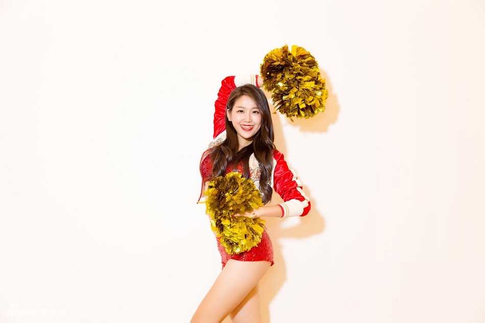 山东啦啦队软妹子卷卷:生活中的甜美模样 卷卷在山东男篮主场手持花球,笑容甜美感染力十足