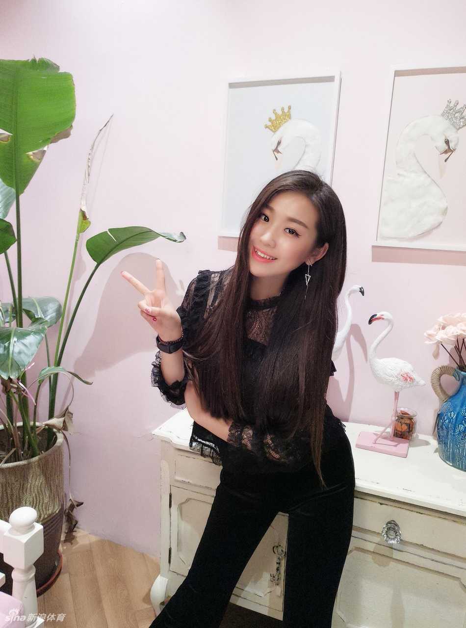 山东啦啦队软妹子卷卷:生活中的甜美模样 卷卷跳舞时眼神灵动,身姿轻盈如精灵