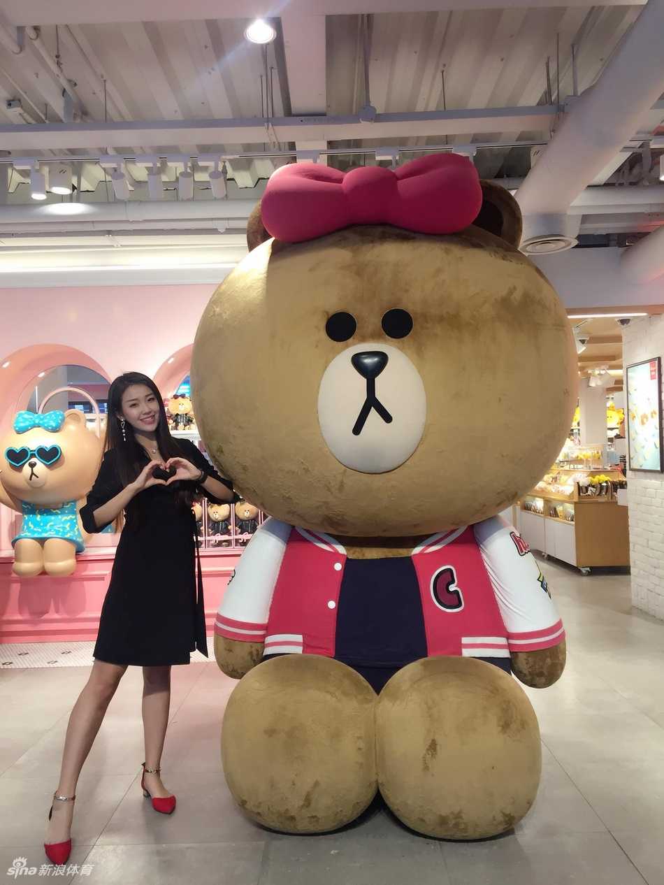 山东啦啦队软妹子卷卷:生活中的甜美模样 卷卷在舞蹈房刻苦训练,优美身姿展现专业素养