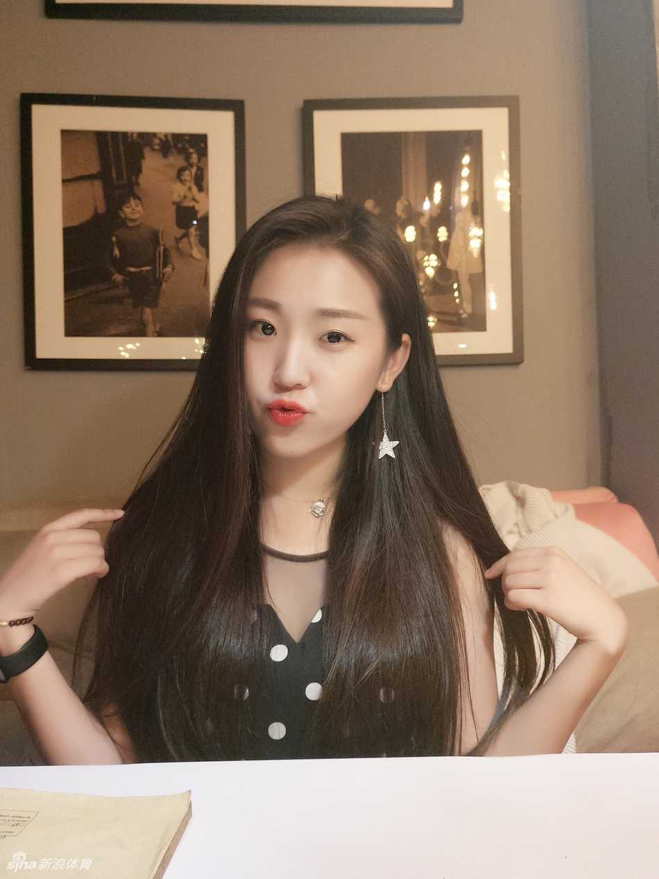 山东啦啦队软妹子卷卷:生活中的甜美模样 卷卷在户外阳光下回眸,清新气质宛若邻家女孩