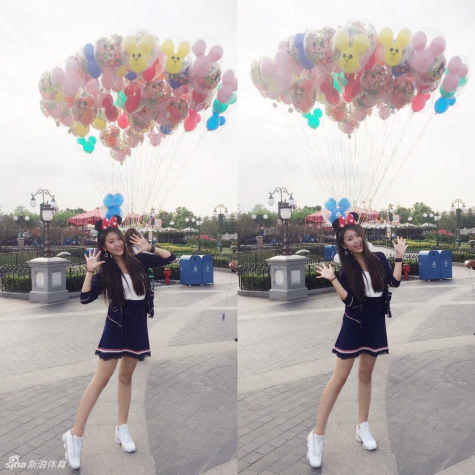 山东啦啦队软妹子卷卷:生活中的甜美模样 生活中的卷卷穿着休闲,对着镜头露出治愈系微笑