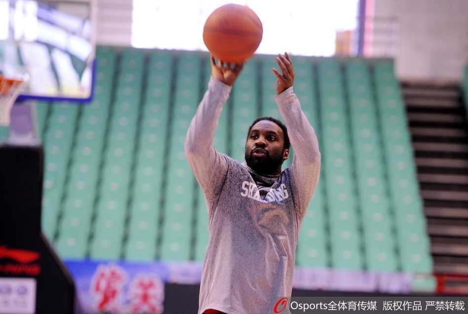 丁彦雨航运球突破瞬间，身手矫健如入无人之境