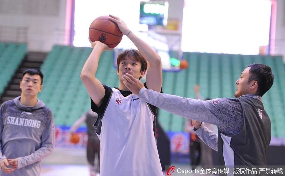 丁彦雨航训练场持球观察，眼神专注面带微笑