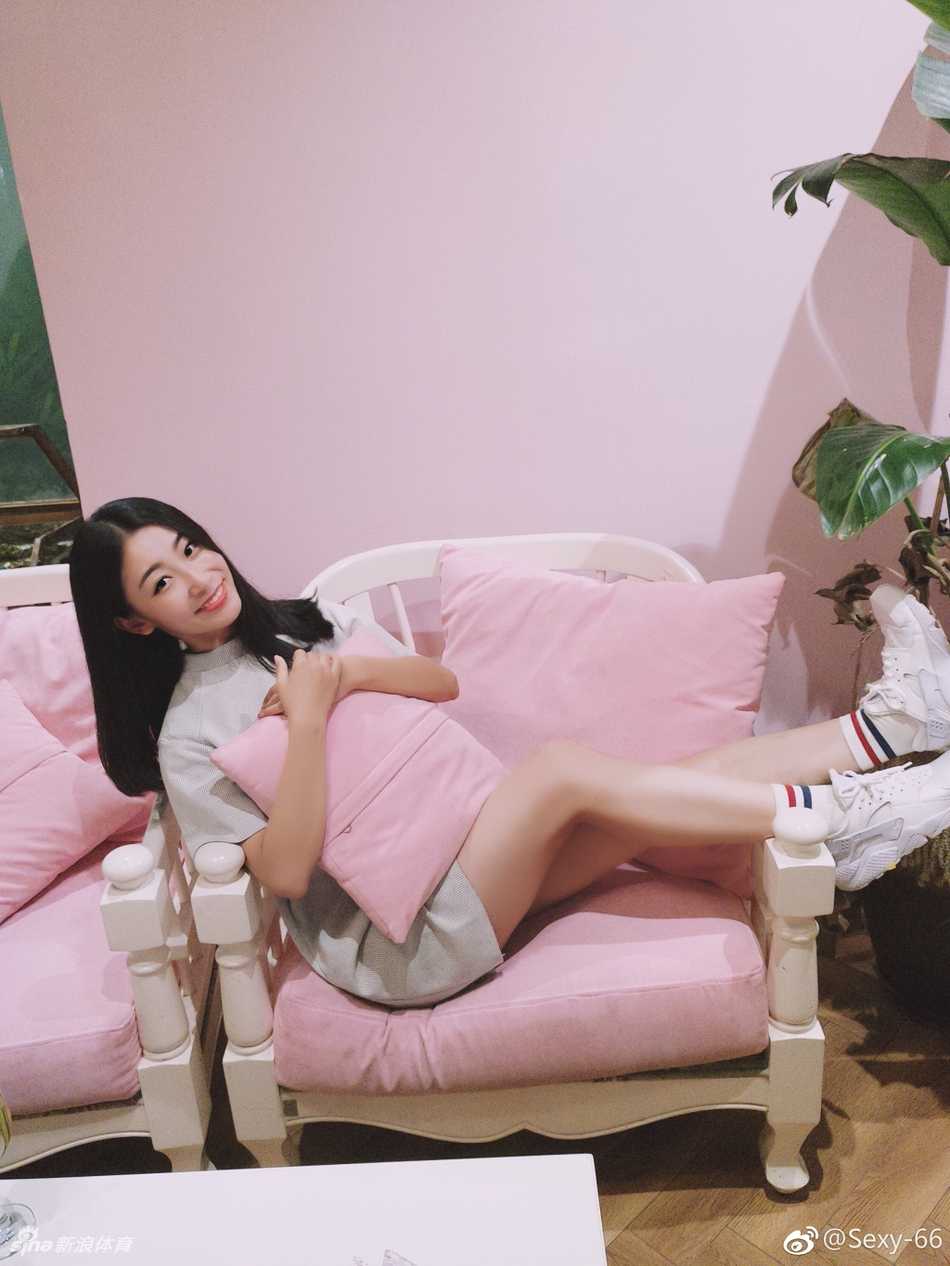 动感节奏中，小雯的马尾辫随风飞扬，充满活力的舞姿仿佛自带光芒，瞬间抓住了全场观众的眼球。