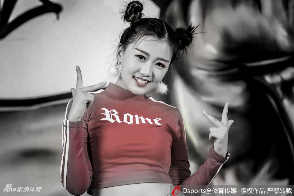 高雨桐眨眼比心，双马尾辫轻盈跳动，活力四射